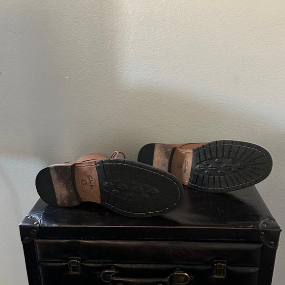 Clarks Men's Tan Leather Chukka Boots - Picture 5 of 10